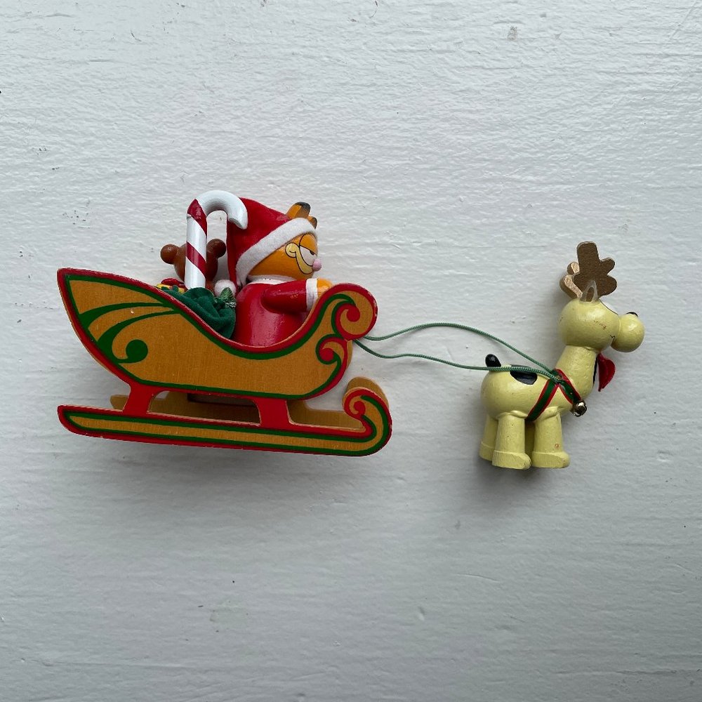 Wooden Dakin Odie Pulling Garfield on Sleigh 1978 United Feature Syndicate Inc.